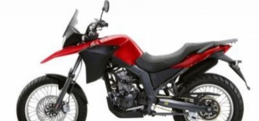 Motosikleti suyun üstü ilə sürdü