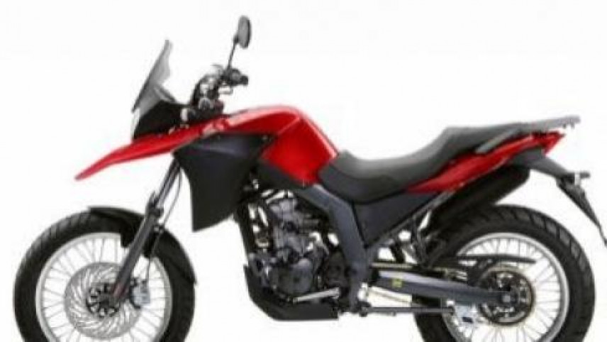 Motosikleti suyun üstü ilə sürdü