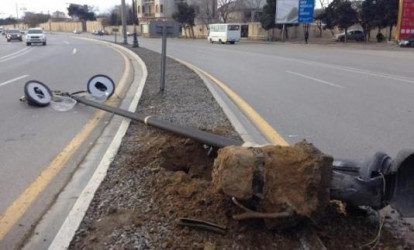 Bakıda sürücü iki işıq dirəyini aşırdı