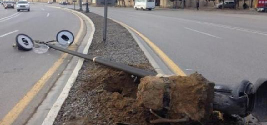 Bakıda sürücü iki işıq dirəyini aşırdı