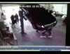 Qaldırıcı kranın üstündəki avtomobil aşdı