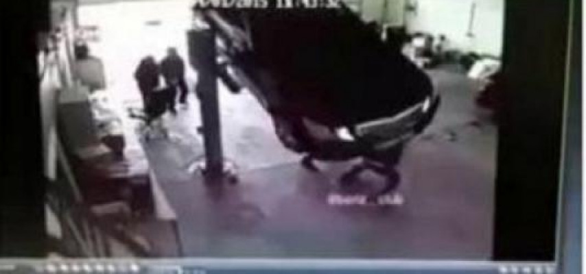 Qaldırıcı kranın üstündəki avtomobil aşdı