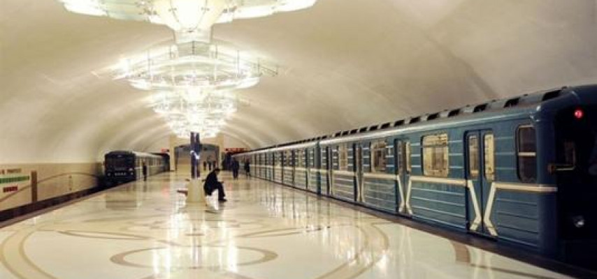 58 yaşlı qadın özünü qatarın altına atmaq istədi