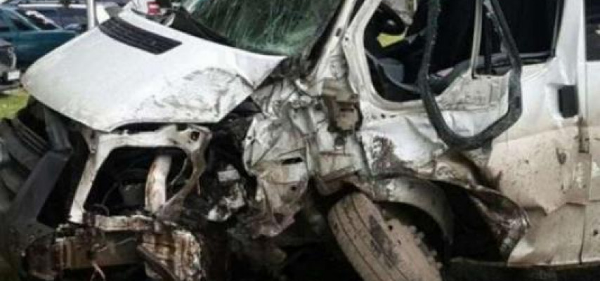 Bakıda şagirdləri daşıyan mikroavtobus qəzaya düşdü