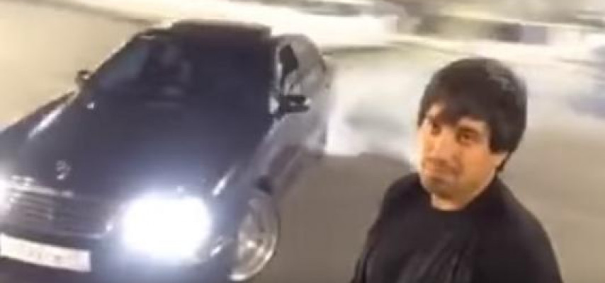 «Avtoş» asfaltı yazdı, dostu selfi çəkdi