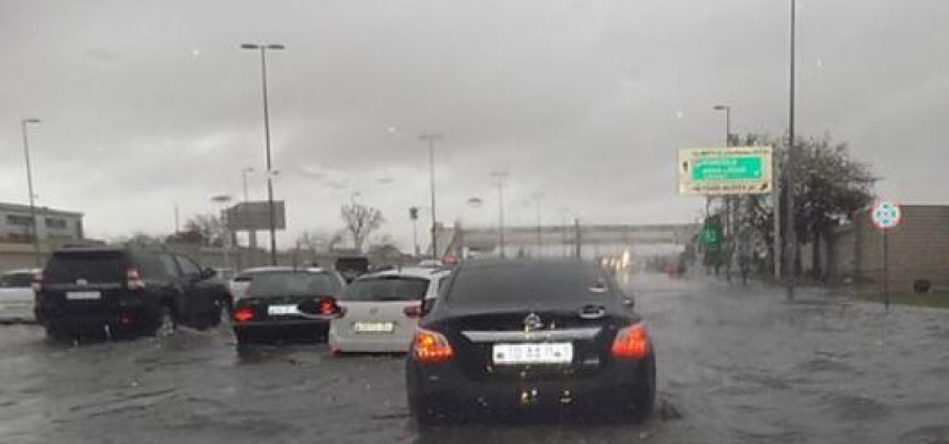 Bakıya yağış yağdı, yolları su basdı