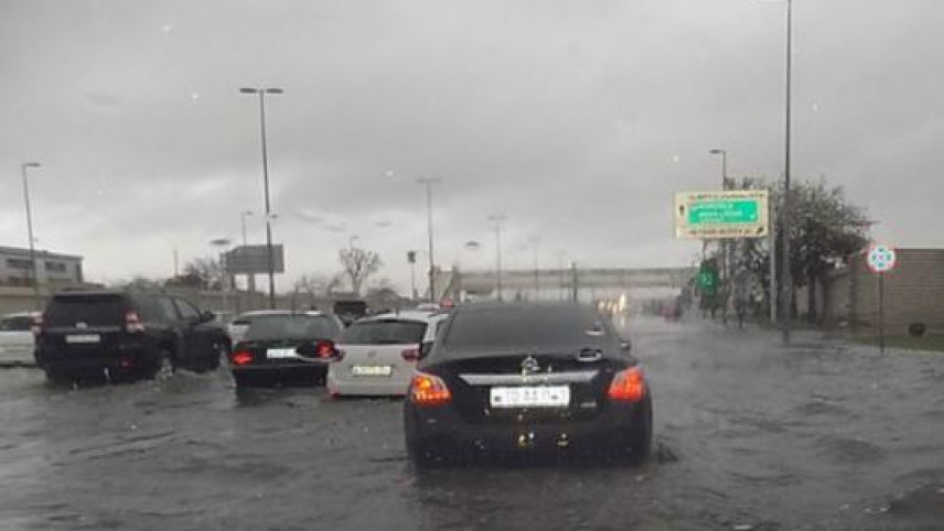 Bakıya yağış yağdı, yolları su basdı