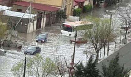 Bakıda üzən avtobus