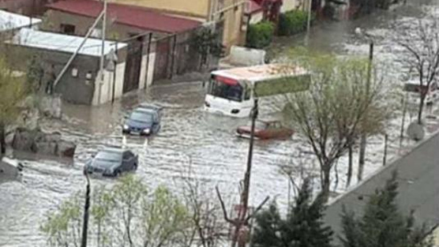 Bakıda üzən avtobus