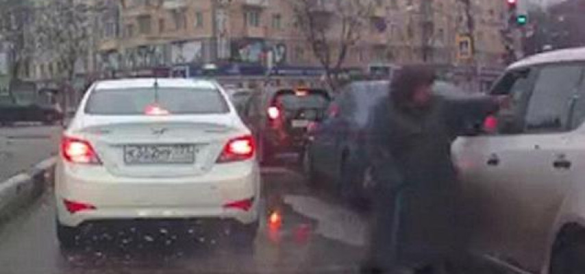 Dilənçi nənə hirsləndi: "Bu nədir verirsən?!"