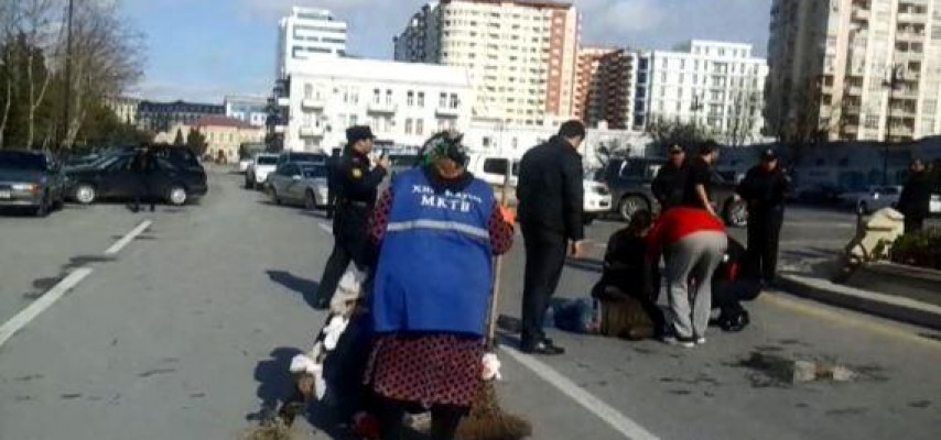 Dönərxana kuryeri idarə etdiyi mopedlə mikroavtobusa çırpılıb