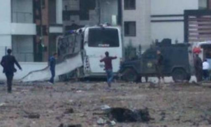 Polis maşını partladılıb, çox sayda yaralı var
