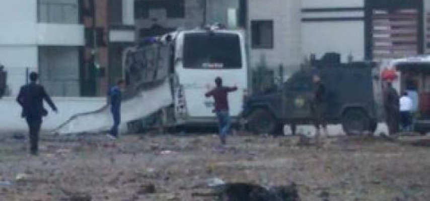 Polis maşını partladılıb, çox sayda yaralı var