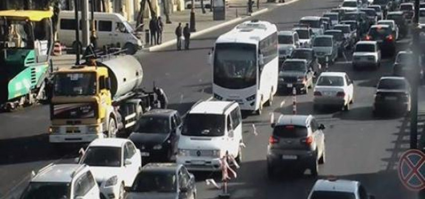 Bakının daha bir mərkəzi yolu bağlandı – FOTO