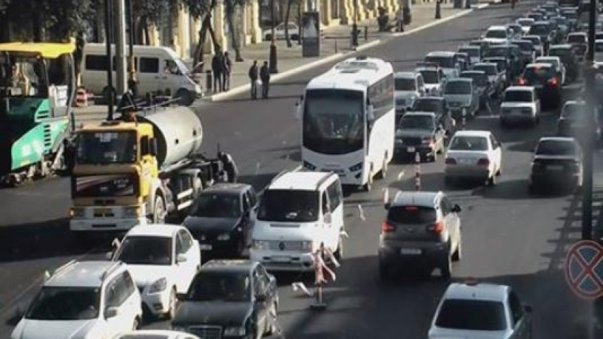 Bakının daha bir mərkəzi yolu bağlandı – FOTO