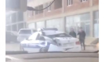 Yük avtomobili «saxla» işarəsi verən DYP maşınını arxadan vurdu