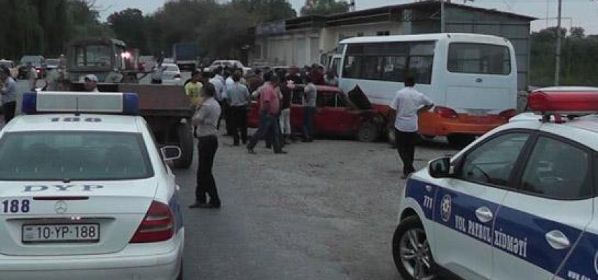 Milli Məclisin qarşısında yağlı qəza; 10-a yaxın maşın əzildi