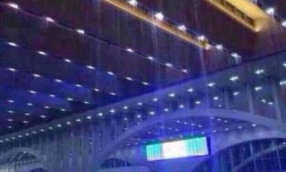 Metro yeraltı şəlaləyə çevrildi