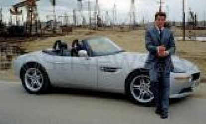 Ceyms Bond bahalı avtomobili ilə Bakıda neft buruqlarının arasında