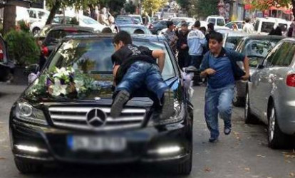 ŞOK QƏRAR! Bəy-gəlin maşınının qabağını kəsənlər cərimələnəcək