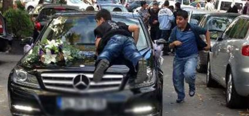 ŞOK QƏRAR! Bəy-gəlin maşınının qabağını kəsənlər cərimələnəcək
