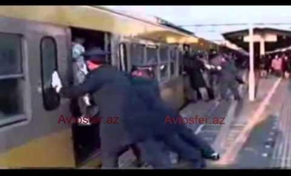 Metroda qatara vəhşi hücum; polis də dəstək verdi