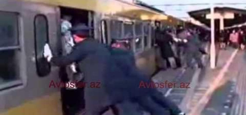 Metroda qatara vəhşi hücum; polis də dəstək verdi