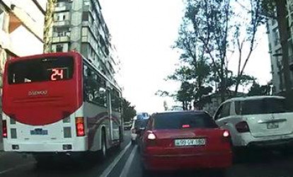 Avtobus sürücüsü sərnişin üçün ölüm qapısı açır