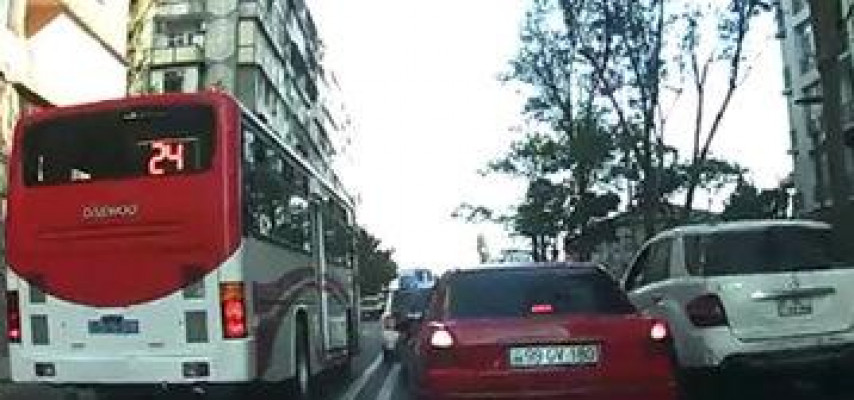 Avtobus sürücüsü sərnişin üçün ölüm qapısı açır