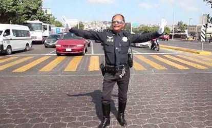 Yol polisi küçədə rəqs etdi