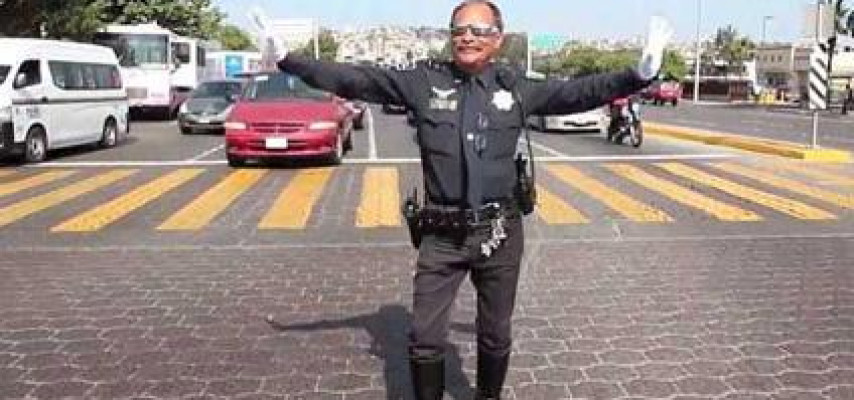 Yol polisi küçədə rəqs etdi