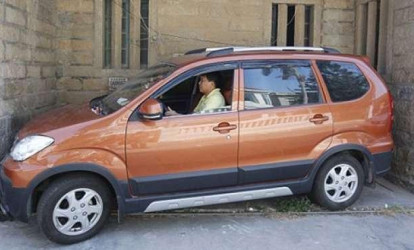 Maşını iki daşın arasına belə park etdi