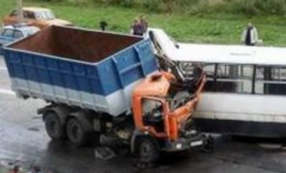20 metr havaya uçan sürücü, parçalanıb yanan maşınlar - ŞOK qəzalardan VİDEO