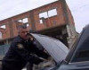 Maştağada polis əməkdaşı maşında kartof satır