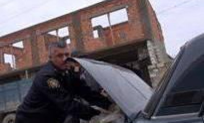 Maştağada polis əməkdaşı maşında kartof satır