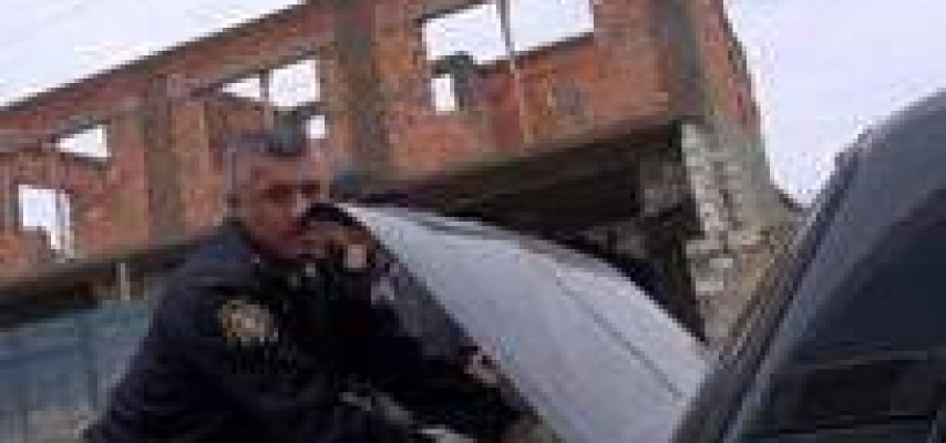 Maştağada polis əməkdaşı maşında kartof satır