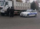 Yol polislərinə etiraz edən sürücü açarları kanala atdı