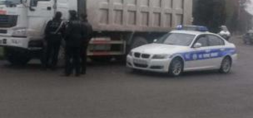 Yol polislərinə etiraz edən sürücü açarları kanala atdı