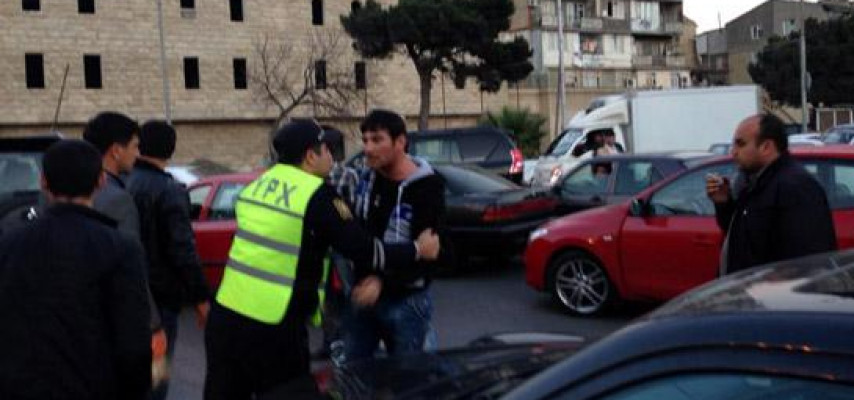 Daxili İşlər Nazirliyinin qarşısında yol polisini döydülər