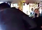 Avtobusda tum çırtlamaq üstündə əlbəyaxa dava