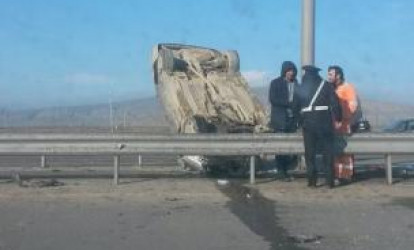 Bakıda avtomobil yolun ortasında aşdı