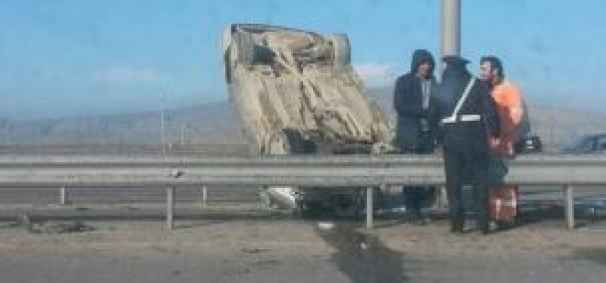 Bakıda avtomobil yolun ortasında aşdı