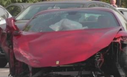 Paytaxtda “Ferrari” üç avtomobili əzdi