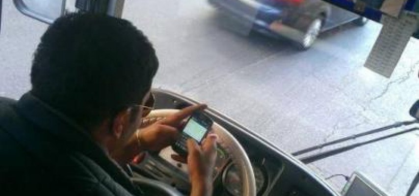 Sükan arxasında SMS yazan avtobus sürücüsü