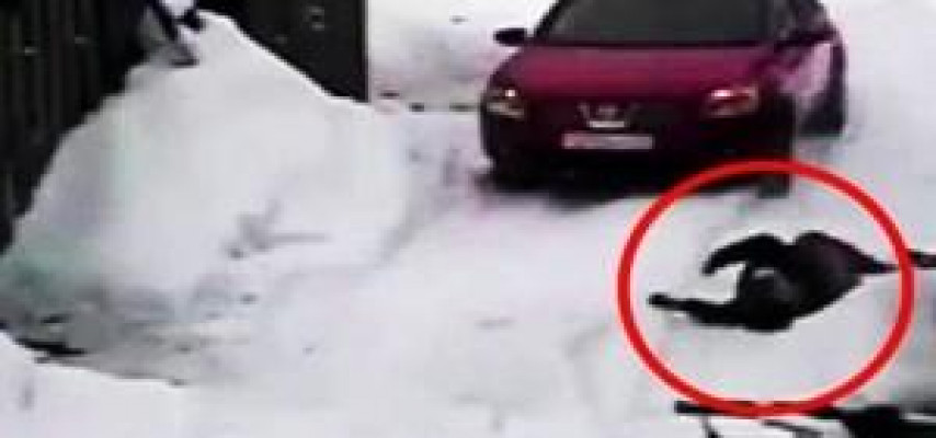 Qadın maşını cızan piyadanı belə əzdi  – 18+
