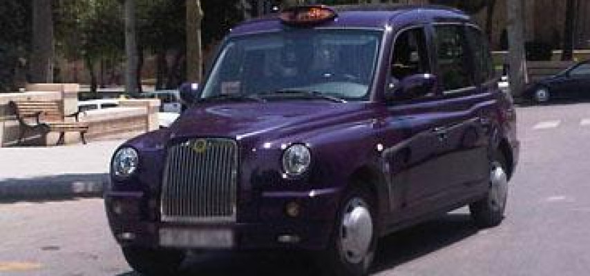 "London taksisi" hərəkətdə olarkən təkəri partladı