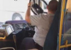 Sükan arxasında çay içən, sənədsiz maşın sürən avtobus sürücülər