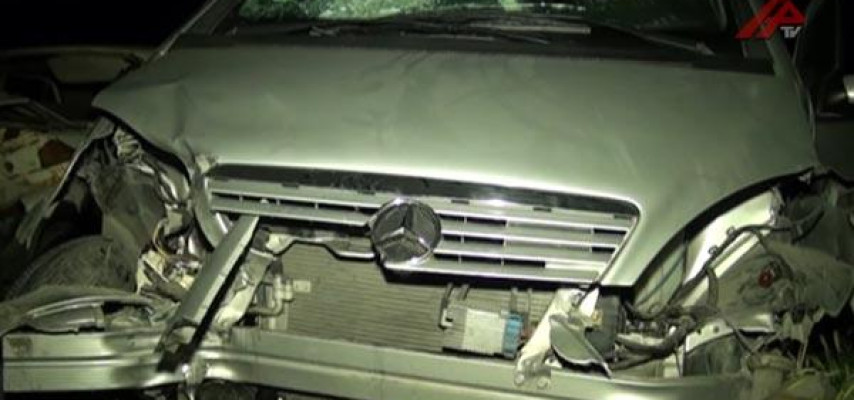 Qadın sürücü "Mercedes"i maneəyə çırpdı: 2 yaralı