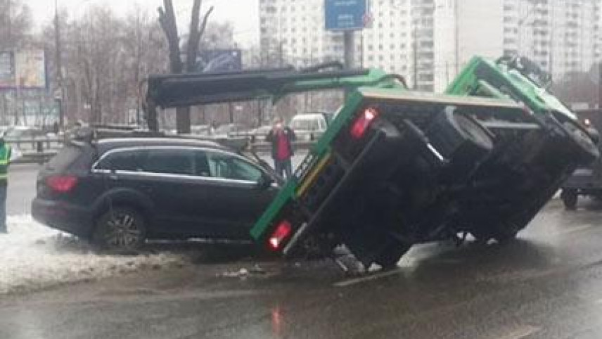 Bu dəfə evakuator maşının üstünə aşdı