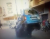 Ani tormoz verən maşının burnu yerə dəyir
